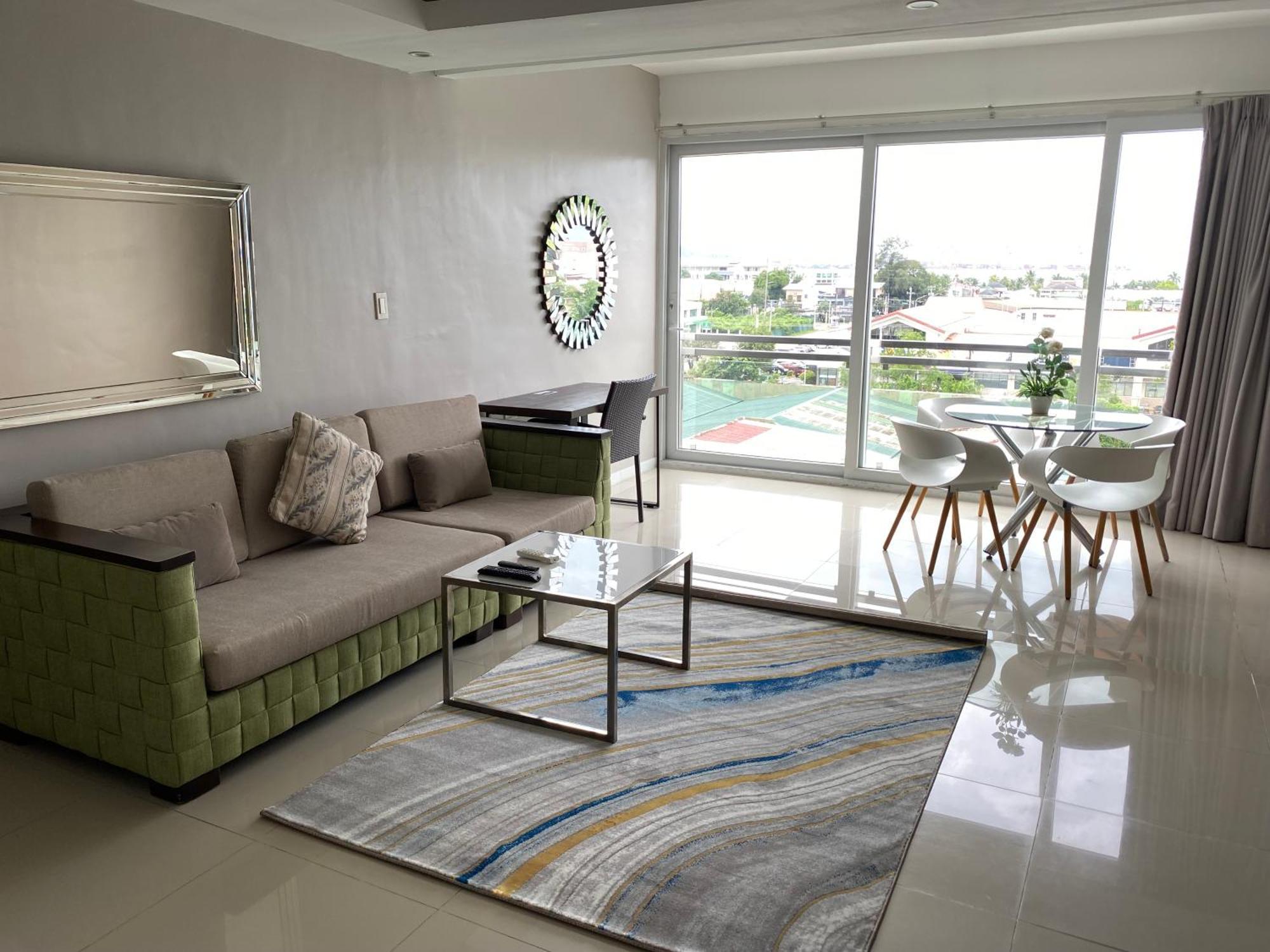 Chequers Suites Subic Bay Olongapo Zewnętrze zdjęcie
